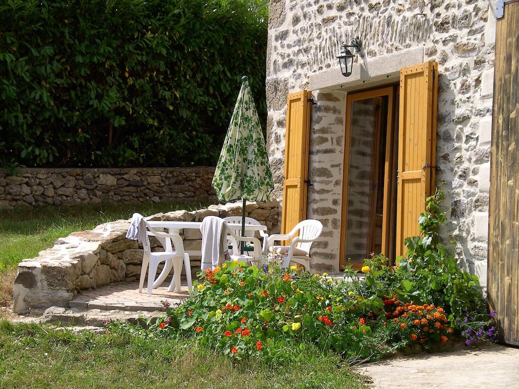 Villa Cellier De La Fontaine Saint-Georges-en-Couzan Zimmer foto